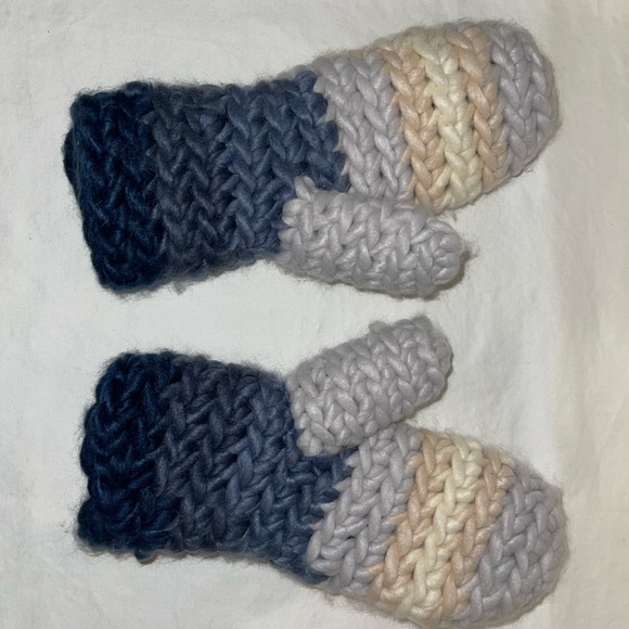 Universal Thread Knitted Mittens - Picture 3 of 4